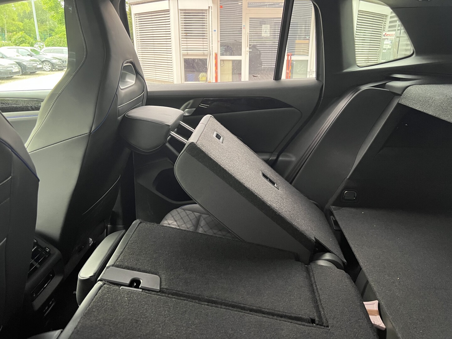 VW Tiguan 1.5e Hybrid 272PS R-Line DSG Black З Німеччини (127786)