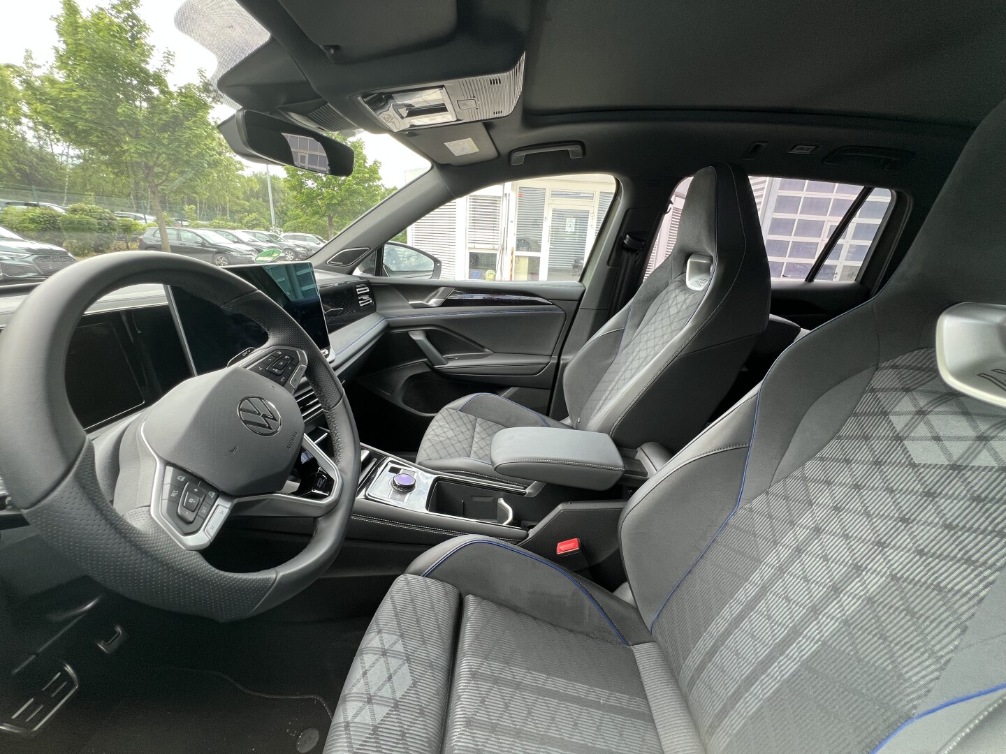 VW Tiguan 1.5e Hybrid 272PS R-Line DSG Black З Німеччини (127782)