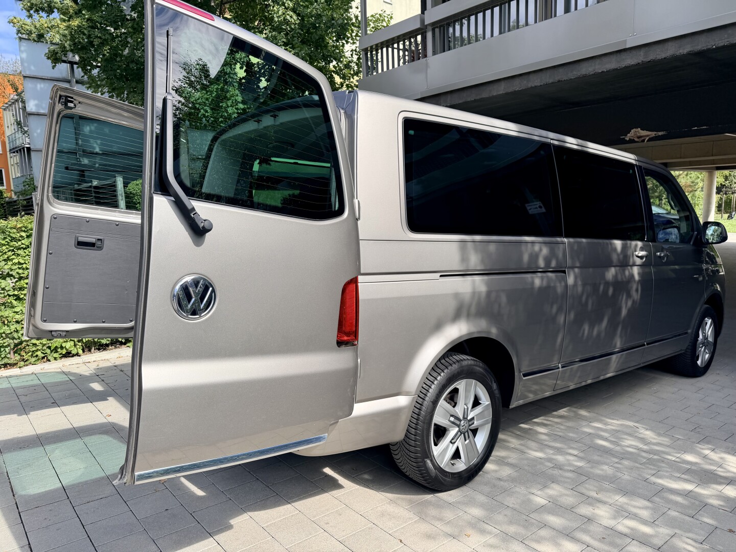 VW Multivan 2.0 TDI 4Motion DSG Lang Heckflügeltüren З Німеччини (131016)