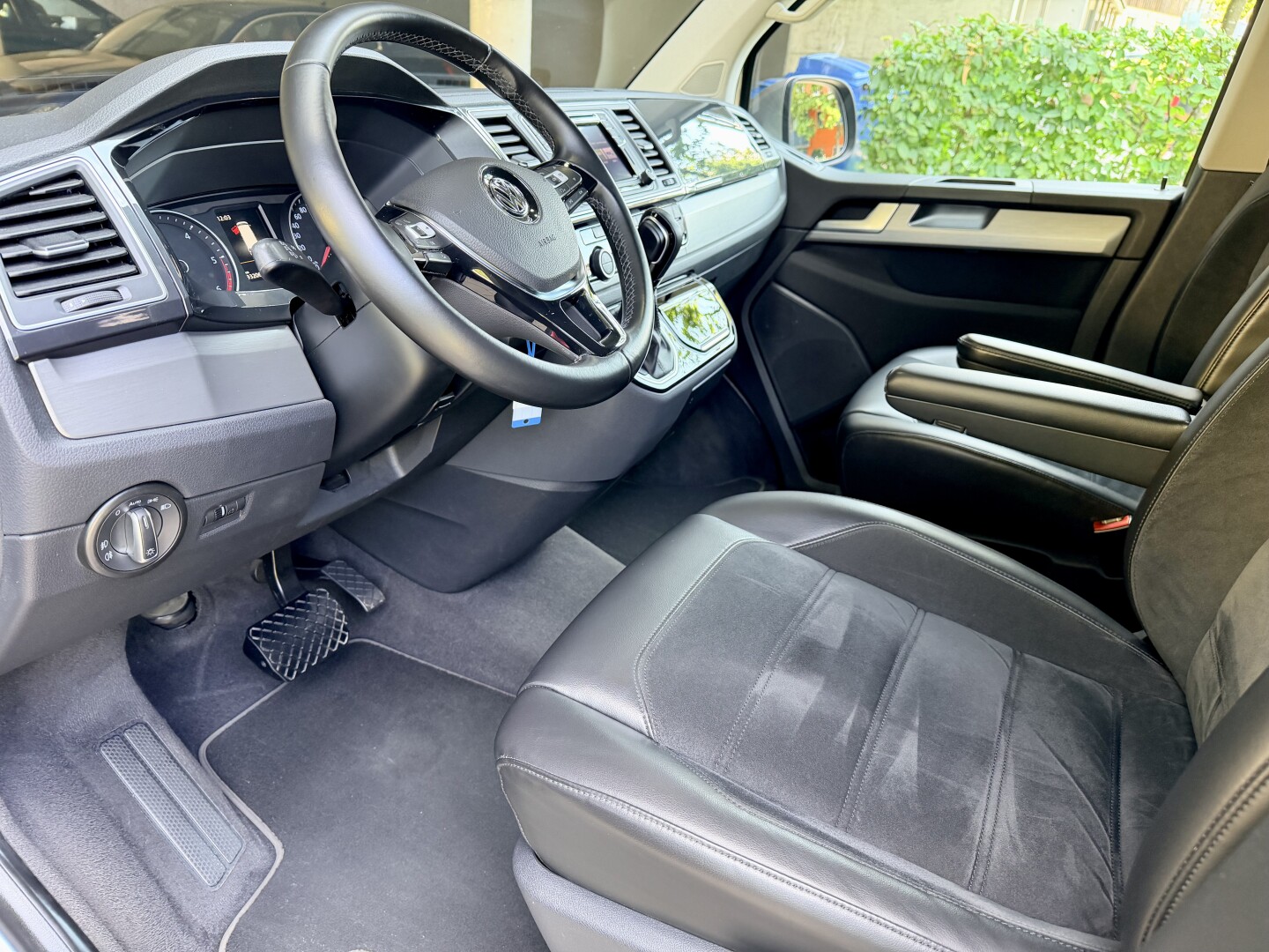 VW Multivan 2.0 TDI 4Motion DSG Lang Heckflügeltüren З Німеччини (131036)