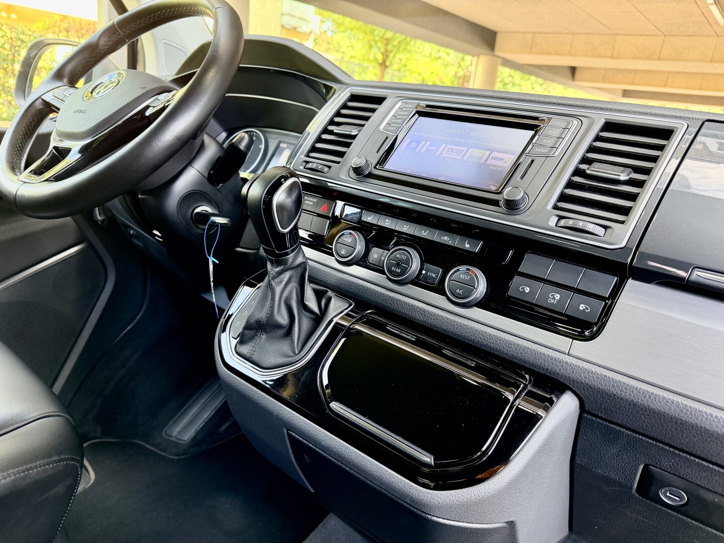 VW Multivan 2.0 TDI 4Motion DSG Lang Heckflügeltüren З Німеччини (131032)