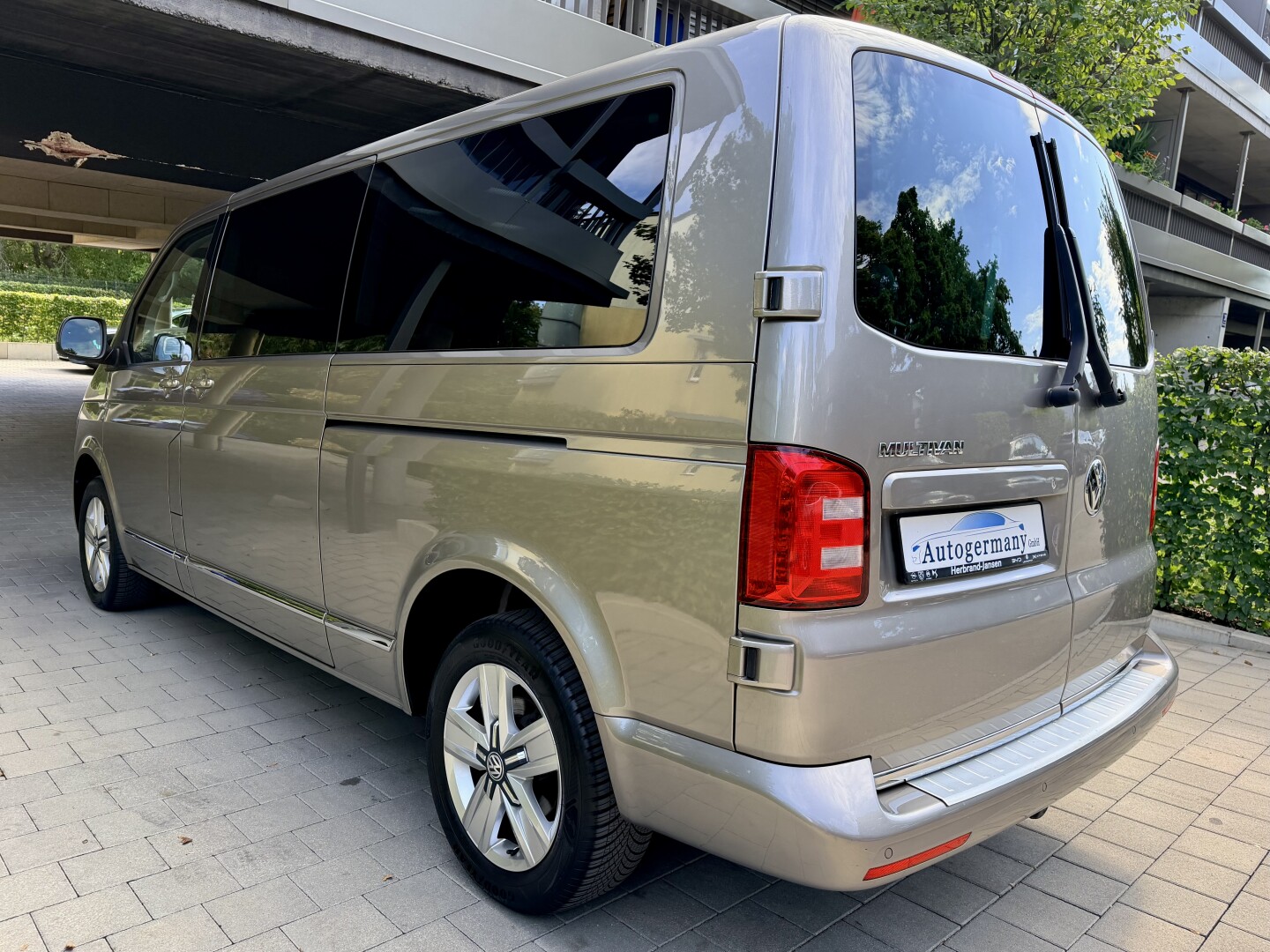 VW Multivan 2.0 TDI 4Motion DSG Lang Heckflügeltüren З Німеччини (131025)
