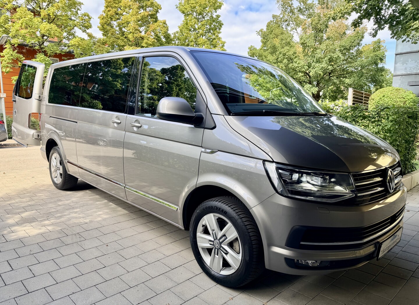 VW Multivan 2.0 TDI 4Motion DSG Lang Heckflügeltüren З Німеччини (131019)