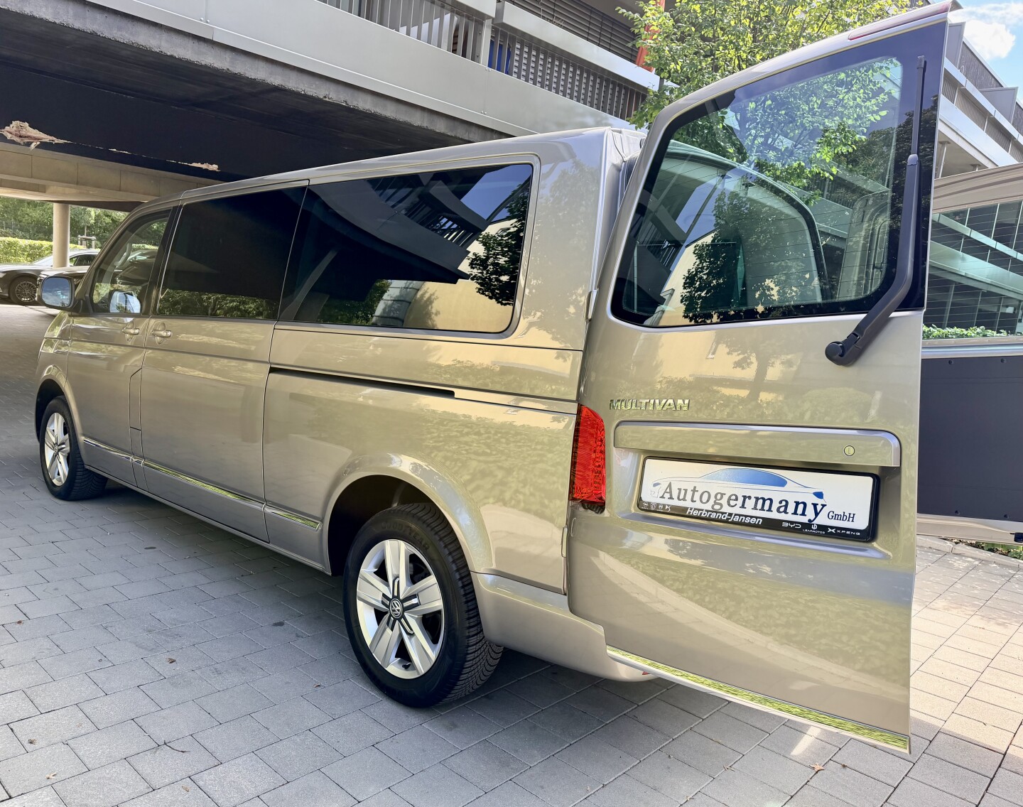 VW Multivan 2.0 TDI 4Motion DSG Lang Heckflügeltüren З Німеччини (131015)