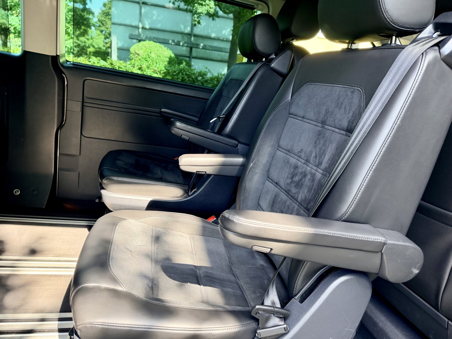 VW Multivan 2.0 TDI 4Motion DSG Lang Heckflügeltüren З Німеччини (131031)